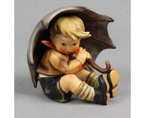 Hummelfigur *Geborgen Junge* Porzellan gemarkt Goebel Germany, Hummelfigur 152A 2/0, Malersignet, Hummel-Bub unterm Regenschi