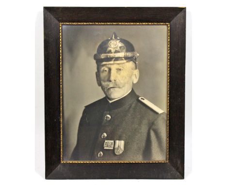 Feuerwehr Portrait im Rahmen großformatige SW Aufnahme Halbstück Feuerwehrmann mit Helm und Abzeichen, dabei Ehrenzeichen für