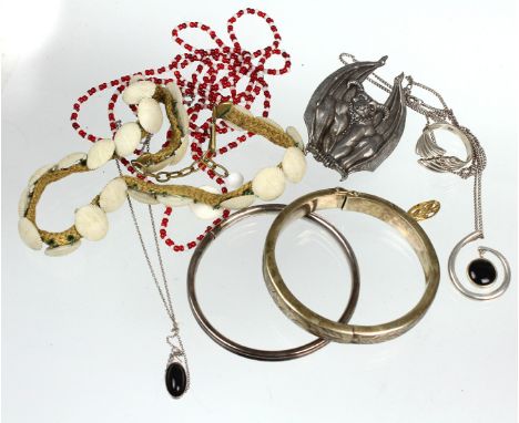 Posten Modeschmuck punziert Silber 835 und 925, ca. 52,3 Gramm, dabei vergoldeter Armreif mit Wiener Gravur, Scharnier und St