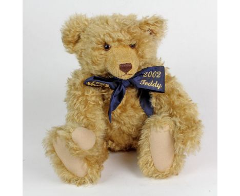 Steiff Jubiläums Bär 1902-2002 mit Steiff-Knopf und Schild sowie goldgestickter blauer Schleife und Kippstimme ausgeführt, Te