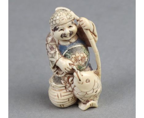 Netsuke, Japan um 1920 Elfenbein von Hand beschnitzt, partiell farbig verziert, signiert, stehende Figur mit Fisch und Korb s