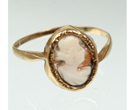 Ring mit Camée - GG 585 mehrfach punziert Gelbgold 585 (14 Karat), ca. 1,4 Gramm, quer zur Ringschiene gestellter Ringkopf mi