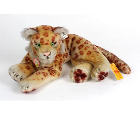 Steiff Leopard mit Steiff-Knopf und Schild ausgeführt, Leopard Replica von 1953 402357, nur Deko aus Sammlungsauflösung, L ca