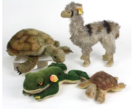 4 Steiff Tiere 1950/70er Jahre überwiegend mit Steiff-Knopf und Schild ausgeführt, dabei Frosch *Froggy* 2360/22, Lama 1328.0