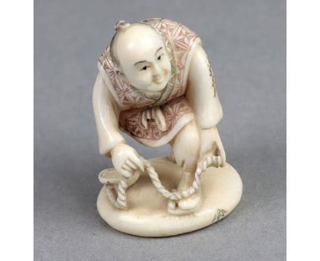 Netsuke, Japan um 1920 Elfenbein von Hand beschnitzt, partiell farbig verziert, signiert, stehende, leicht gebückte Figur mit