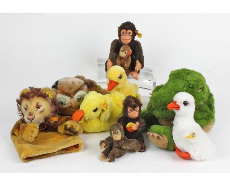 10 Steiff Tiere ab 1970 überwiegend mit Steiff-Knopf und Schild ausgeführt, dabei 4 Affen *Jocko* in verschiedenen Größen 002