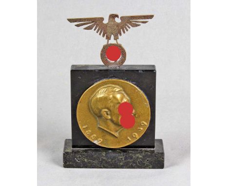patriotischer Aufsteller schwarzer Serpentinaufsteller mit oben aufgesetztem Reichsadler, schauseitig montierter Reliefplaket