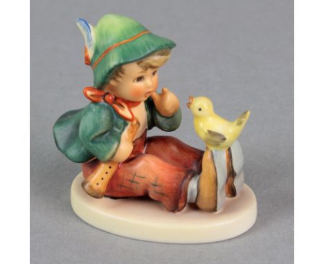 Hummelfigur *Gesangsunterricht* Bodenmarke Goebel sowie Pinselmonogramm und 2000, Prägenr. 63 5, Knabe mit Flöte in der Hand 