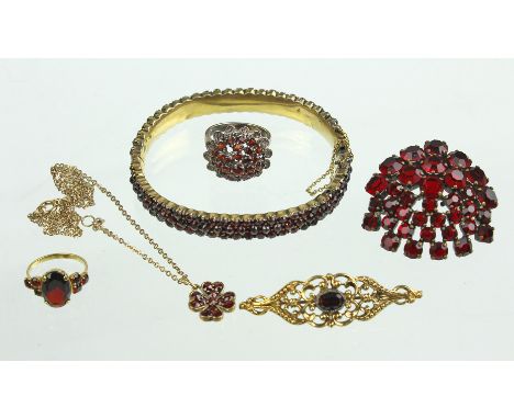 Posten älterer Granat-Schmuck u.a. dabei Gelbgold, Silber, Tombak, Schaumgold u.a., ca. 50 Gramm, dabei ovaler 3-reihiger Arm