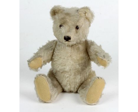 Steiff Teddybär mit Steiff-Knopf ausgeführt, elfenbeinfarbiger Teddy mit beweglichem Kopf, Armen und Beinen, unbespielt, nur 