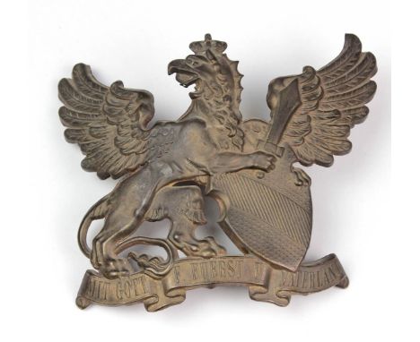 Helmbeschlag Baden hohlgeprägtes Metall, leicht gwölbt ausgeführt, Greif mit Schwert und Wappen über Spruchband *Mit Gott f. 