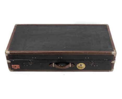 Autokoffer 1920/30er Jahre langrechteckiger schwarzer Autokoffer mit Scharnierdeckel und verstärkten Ecken, 2 Schlösser mit S