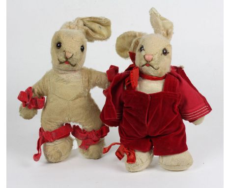2 Steiff Hasen 1960er Jahre mit Steiff-Knopf ausgeführt, 2 stehende Hasen partiell von Hand bestickt, mit braunen Knopfaugen,