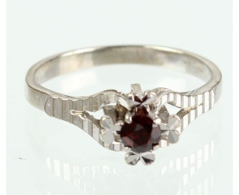 Granat Ring - WG 585 punziert Weißgold 585 (14 Karat), ca. 2,75 Gramm, leicht erhöhter Ringkopf mit Granat von ca. 4 mm Ø im 