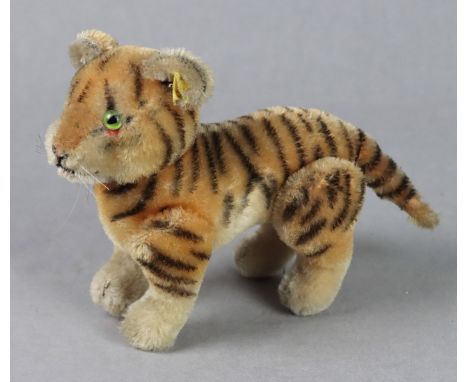 Steiff Tiger mit Knopf im Ohr sowie gelbes Schildchen, mit Mohair Webpelz, mit beweglichen Vorder- und Hinterbeinen geglieder