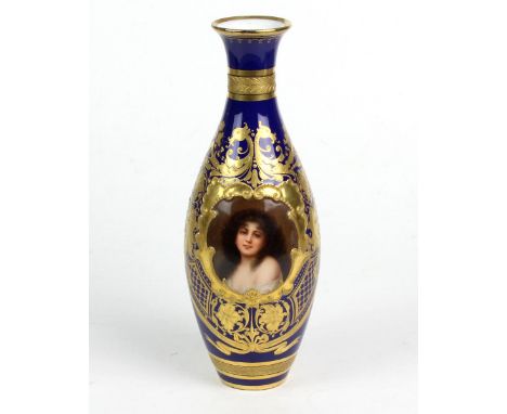 Vase mit Portrait Malerei weißes Porzellan kobaltblau glasiert, Keulenform mit reicher Goldrelief Malerei sowie schauseitigem