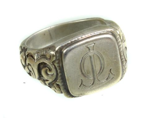 Art Deko Monogramm Ring punziert Silber 830, ca.12,2 Gramm, eckiger abgerundeter Ringkopf handgraviert mit Initialen *O.T.* o