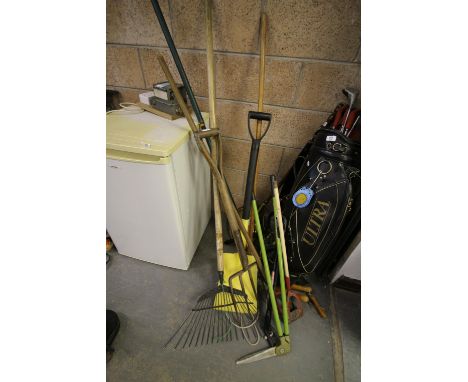 Quantity of garden tools