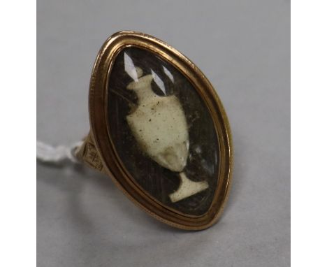 A George III yellow metal mourning ring, size R.