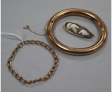 A 9ct gold chain-link small bracelet, a 9ct gold and metal hinged bangle and a cameo 'doves' brooch