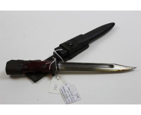 Bayonet: British No7 MK1. Red composite grips. Good blade. In its steel scabbard. Swivelling pommel. In very good condition. 