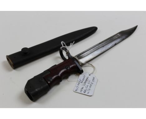 Bayonet: British No7 MK1. Red composite grips. Good blade. In its steel scabbard. Swivelling pommel. In good condition. 
