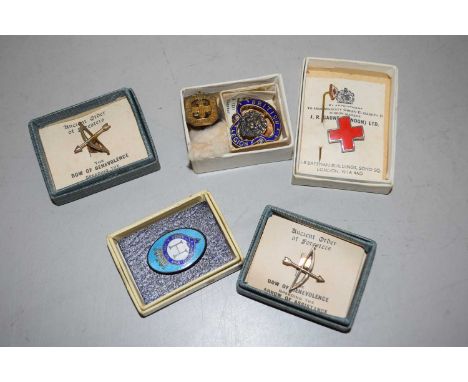 Quantity of vintage badges and pins