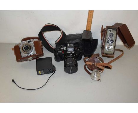 Quantity of vintage cameras