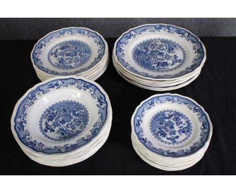 A set of Mason's Willow plates. Spode. Blue and white with light scalloped edges. Plates, bowls and side plates. Dia.26cm. (l