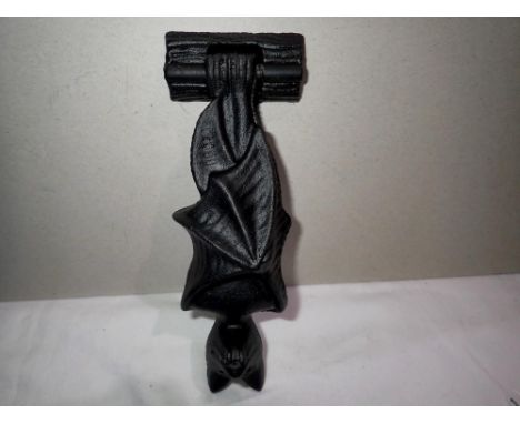 Cast iron bat door knocker, H: 18 cm. UK P&amp;P Group 1 (£16+VAT for the first lot and £2+VAT for subsequent lots) 