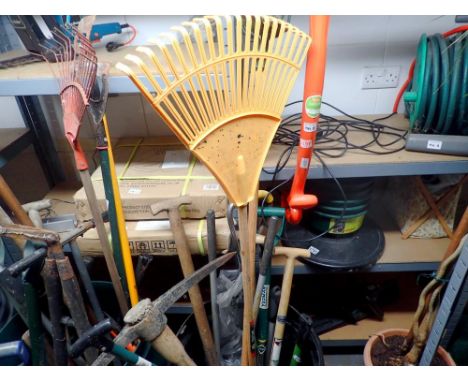 Mixed garden tools (Bin not included.). Not available for in-house P&amp;P 