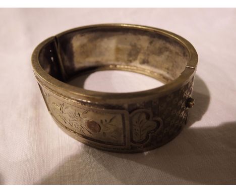 White metal cuff bangle with gold highlights. UK P&amp;P Group 1 (£16+VAT for the first lot and £2+VAT for subsequent lots) 