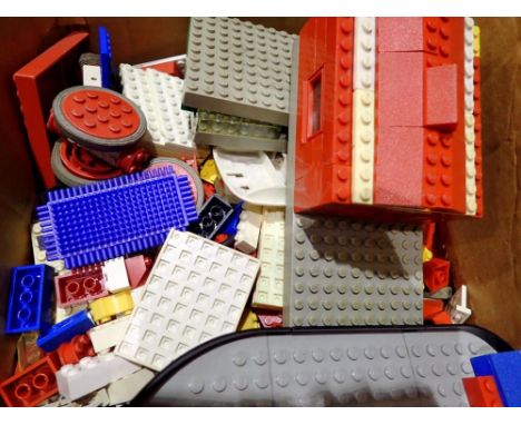 Small quantity of vintage Lego. Not available for in-house P&amp;P 