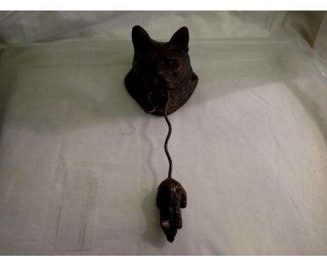 Cast iron cat and mouse door knocker, H: 21 cm. UK P&amp;P Group 1 (£16+VAT for the first lot and £2+VAT for subsequent lots)