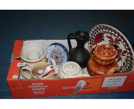 A quantity of china including a Crown Devon Pot, Sadler Jug, Italian pottery, etc.