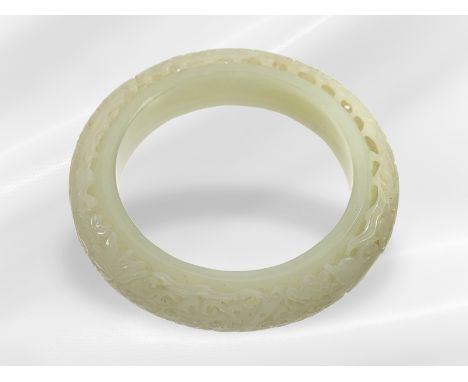 Seltener vintage/antiker Armreif aus Jade mit außergewöhnlichen Schnitzereien, China: Ca. Ø81mm, ca. 73,4g, Innendurchmesser 