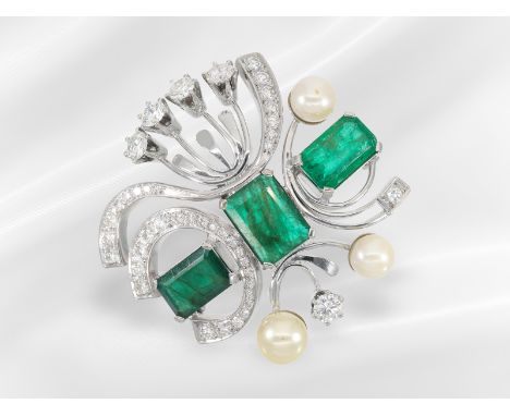 Brosche: wertvolle, reich besetzte vintage Smaragd- Brillantbrosche, ca. 7,5ct, ca. 1960: Ca. 4 × 4cm, ca. 16,8g, Handarbeit 
