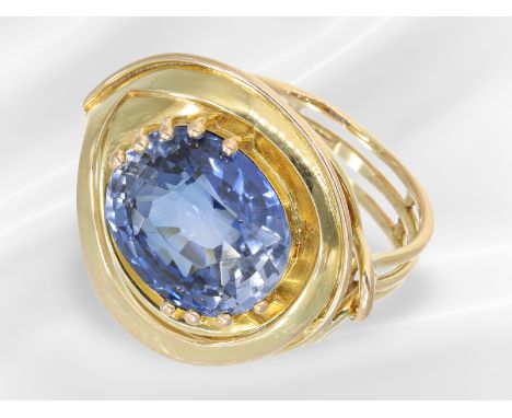 Ring: interessanter vintage Designer-Goldschmiedering mit großem Saphir. ca. 6,4ct: Ca. Ø17mm, RG53, ca. 5,7g, 14K Gelbgold, 