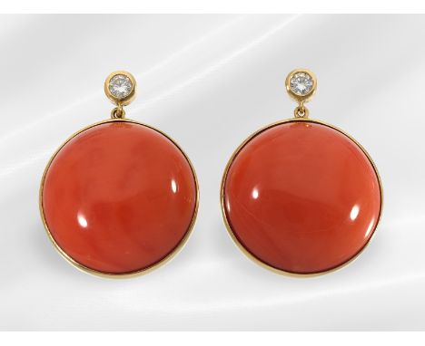 Hochwertige vintage Ohrstecker mit Brillanten und schönen, sehr großen Korallen-Cabochons, 18K Gold: Ca. Ø25mm, ca. 24,6g, 18