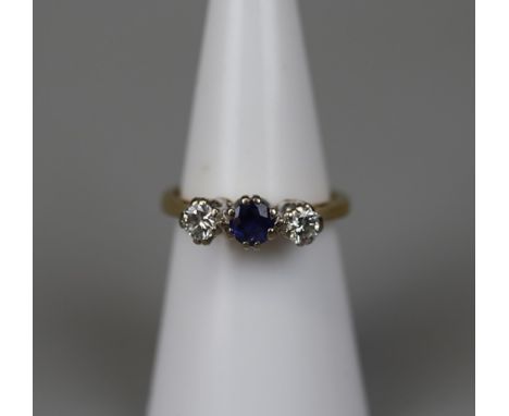 18ct gold diamond &amp; sapphire ring - Size L 