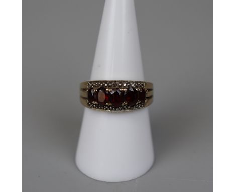 9ct gold garnet and diamond set ring - Size P 