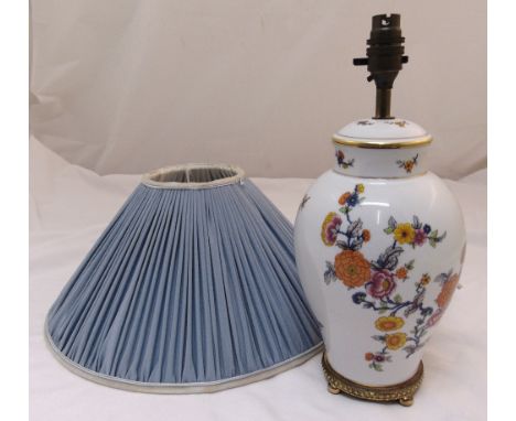 A porcelain baluster table lamp decorated with flowers and leaves mounted on a gilded metal base to include silk shade, 36cm 