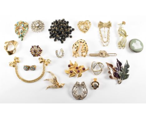 A collection of vintage and modern costume jewellery brooch pins. The brooches including figural forms of &nbsp;peacock, hors