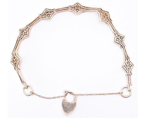 A 9ct gold decorative gate linked bracelet complete with heart padlock. Marked 9ct to the clasp. Total weight 13g. Measures 8