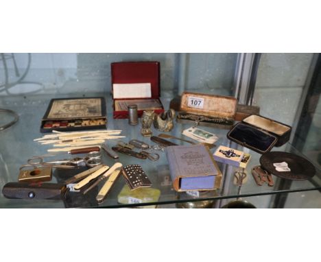 Collection of vintage games and collectables to include pen knives 