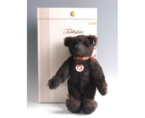 A modern Steiff Teddy Bear, in brown mohair with button to ear and white tag no. 038266, limited edition no. 01167/2006, boxe