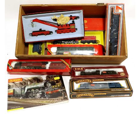 Various OO Gauge Locomotives And Rolling Stock Hornby Dublo 2230 1000bhp Diesel (G-F box F-G) Class 8F (G-F) and three coache