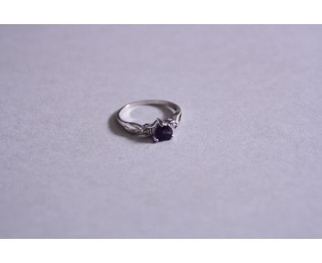 A 9CT AMETHYST HEART RING, ring size J