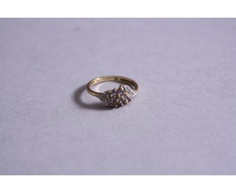 A 9CT DRESS RING, ring size L