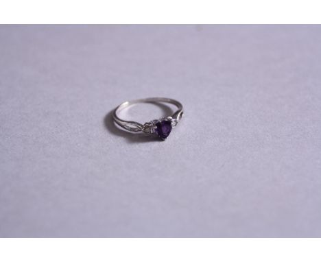 A 9CT AMETHYST HEART RING, ring size O